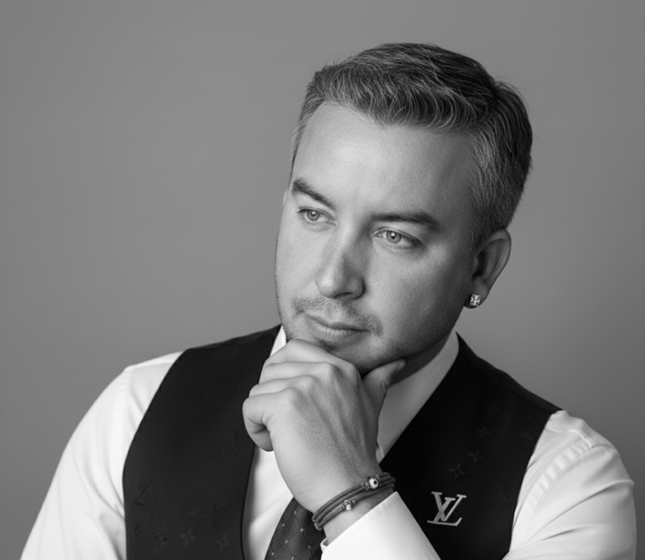 Retrato en blanco y negro de Ricardo Pineda Vélez, psicólogo de PACTO Resolución, en actitud de escucha reflexiva